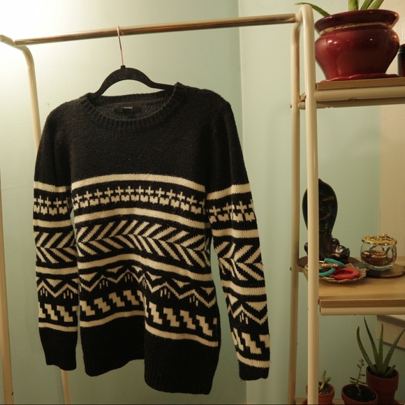 Black & White Patterned Sweater - Picture 2 of 10
